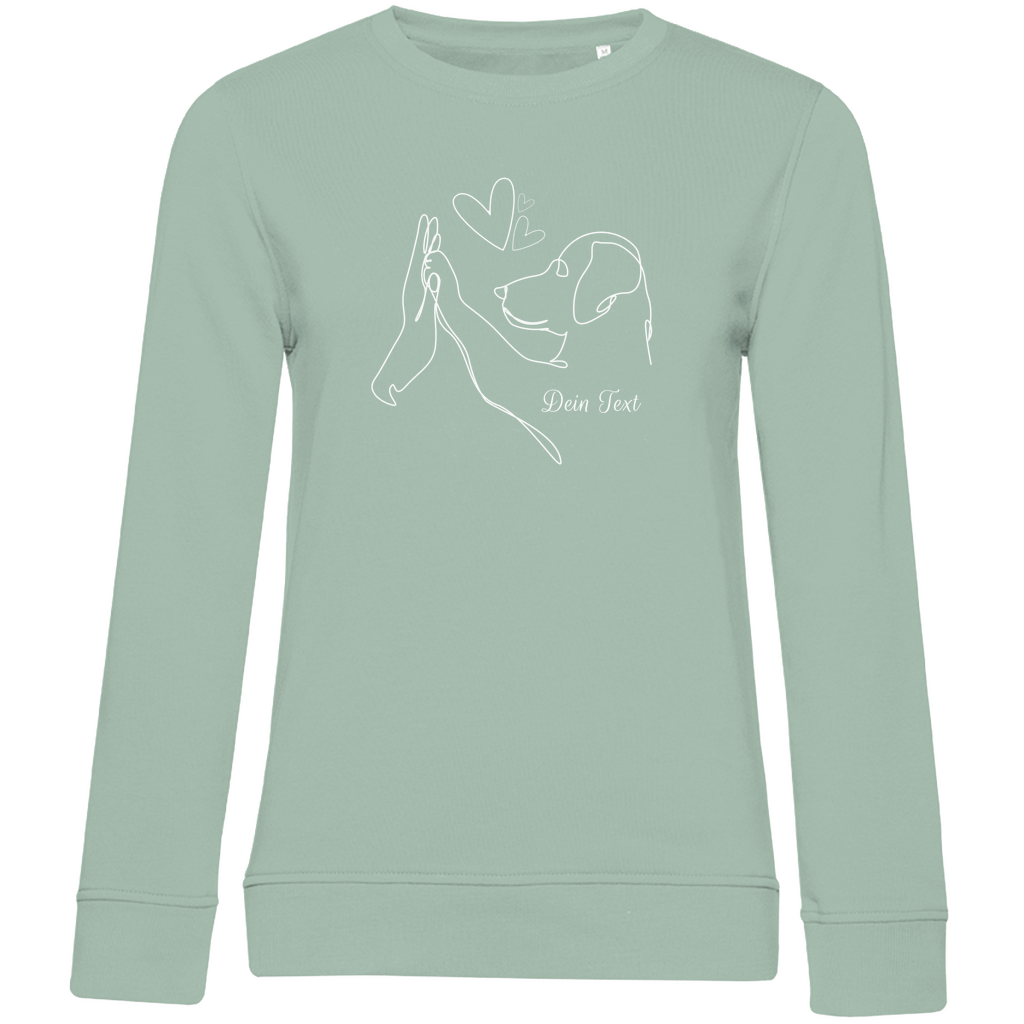 Personalisiertes Damen Premium Bio Sweatshirt ‚Wahre Liebe‘ von Herz & Pfötchen in Salbeigrün aus nachhaltiger Bio-Baumwolle, individuell anpassbar mit deinem Wunschtext – umweltfreundlich und ideal für Hundeliebhaber.