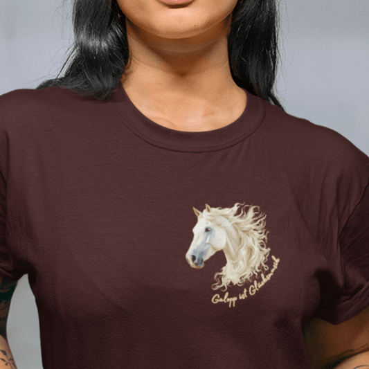 Damen-T-Shirt „Galopp“ – Nachhaltig produziertes Shirt aus weicher Baumwolle, bedruckt mit dem Spruch „Galopp ist Glücksmusik“. Ausdrucksstarkes Design, das Freiheit, Geschwindigkeit und die Leidenschaft für Pferde symbolisiert.