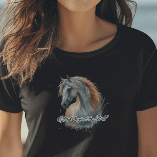 Damen-T-Shirt „Glück“ – Nachhaltig produziertes Shirt aus weicher Bio-Baumwolle, bedruckt mit dem Spruch „Glück beginnt im Stall“. Minimalistisch, bequem und stilvoll, ideal für Pferdefreundinnen.