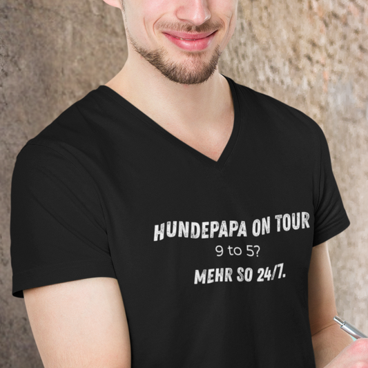Hundepapa on Tour - V-Shirt für Herren