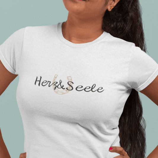 Damen-T-Shirt „Herz und Seele“ – Nachhaltig produziertes 100% Baumwollshirt mit goldenem Huf-Motiv, das Freiheit, Naturverbundenheit und die Leidenschaft für Pferde symbolisiert.