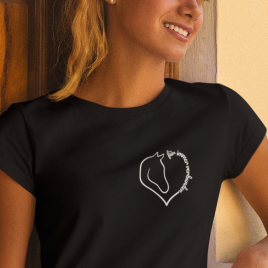 Damen-T-Shirt Verbunden von Herz & Pfötchen – Nachhaltig hergestelltes T-Shirt aus Baumwolle, das die tiefe Verbundenheit zwischen Mensch und Pferd symbolisiert. Mit einem minimalistischen Design, das Liebe, Zusammenhalt und emotionale Nähe ausdrückt – ideal für umweltbewusste, stilvolle Pferdeliebhaberinnen.