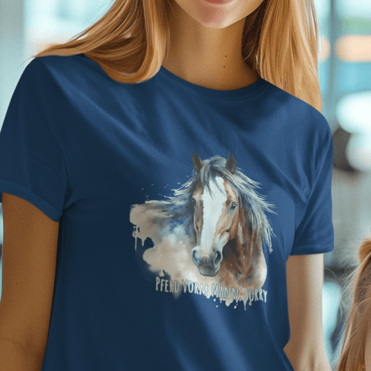 Damen-T-Shirt Pferd – Nachhaltig hergestelltes Shirt aus 100% Baumwolle mit einem stilvollen Pferde-Motiv. Dieses umweltfreundliche, modische Statement-Piece ist ideal für Pferdeliebhaberinnen, die Wert auf Komfort, Nachhaltigkeit und elegantes Design legen.