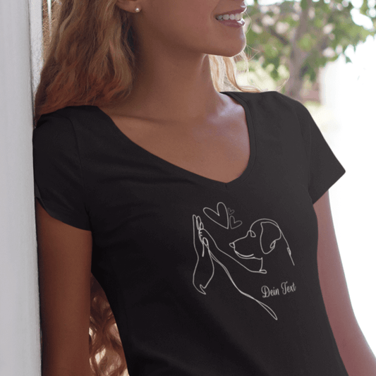 Personalisiertes Damen Basic V-Shirt ‚Wahre Liebe‘ von Herz & Pfötchen aus 100 % Baumwolle, individuell anpassbar mit deinem Wunschtext – schlichter, komfortabler Look für Hundeliebhaber.