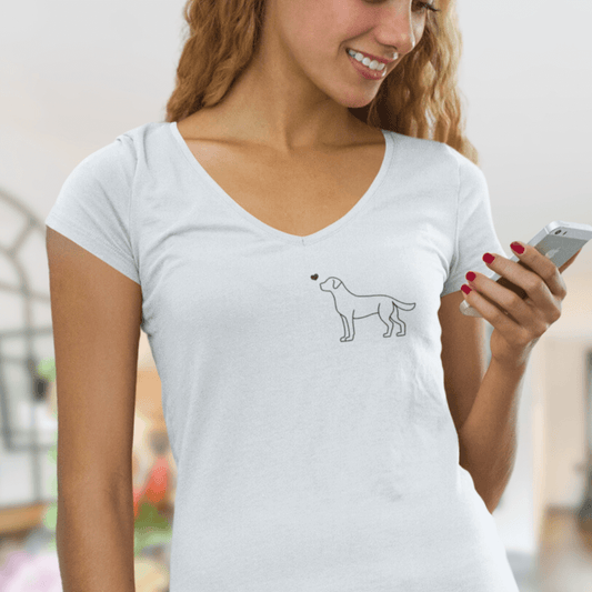 Labrador mit Herz - V-Shirt für Damen