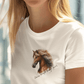Damen-T-Shirt Kraft von Herz & Pfötchen – Nachhaltig hergestelltes Shirt aus 100% Bio-Baumwolle mit einem kraftvollen Aufdruck, der Stärke, Energie und Selbstbewusstsein symbolisiert. Ideal für umweltbewusste und stilvolle Pferdeliebhaberinnen, die modischen Komfort und inspirierende Botschaften schätzen.